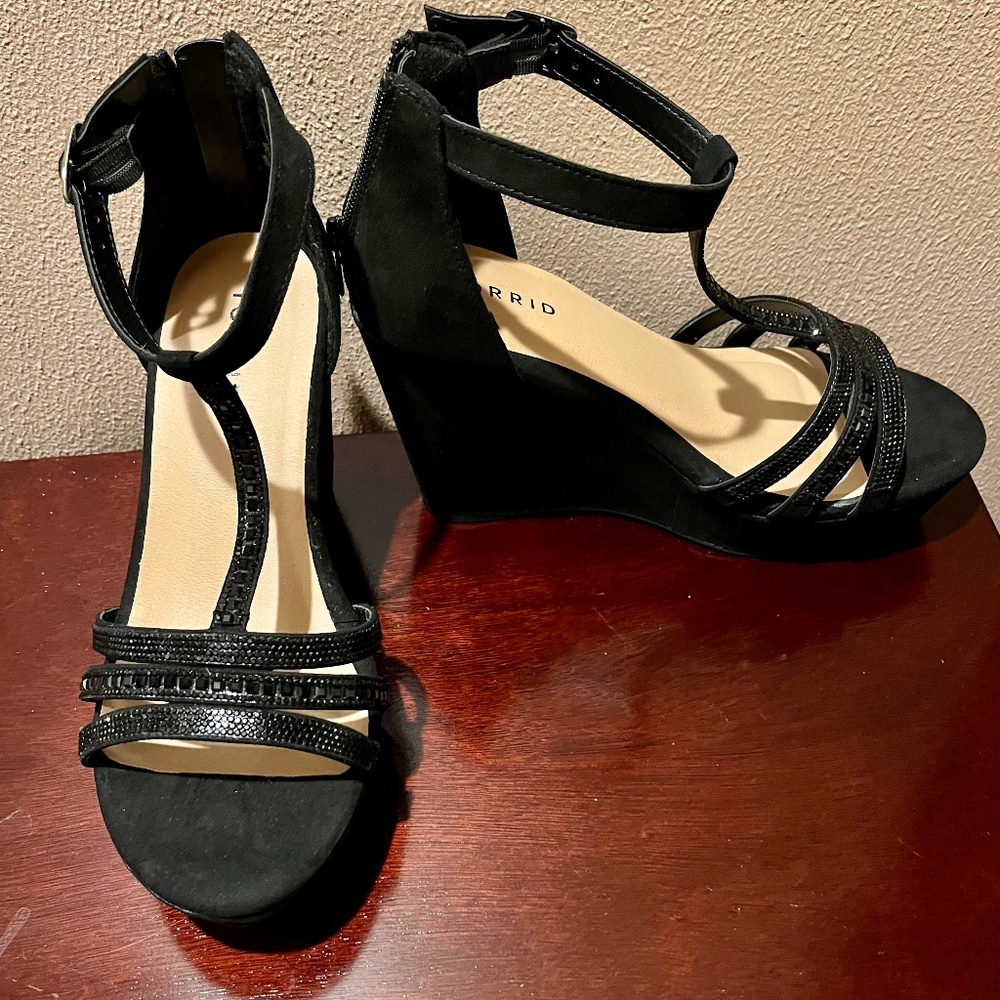 9W Black Faux Suede Wedges